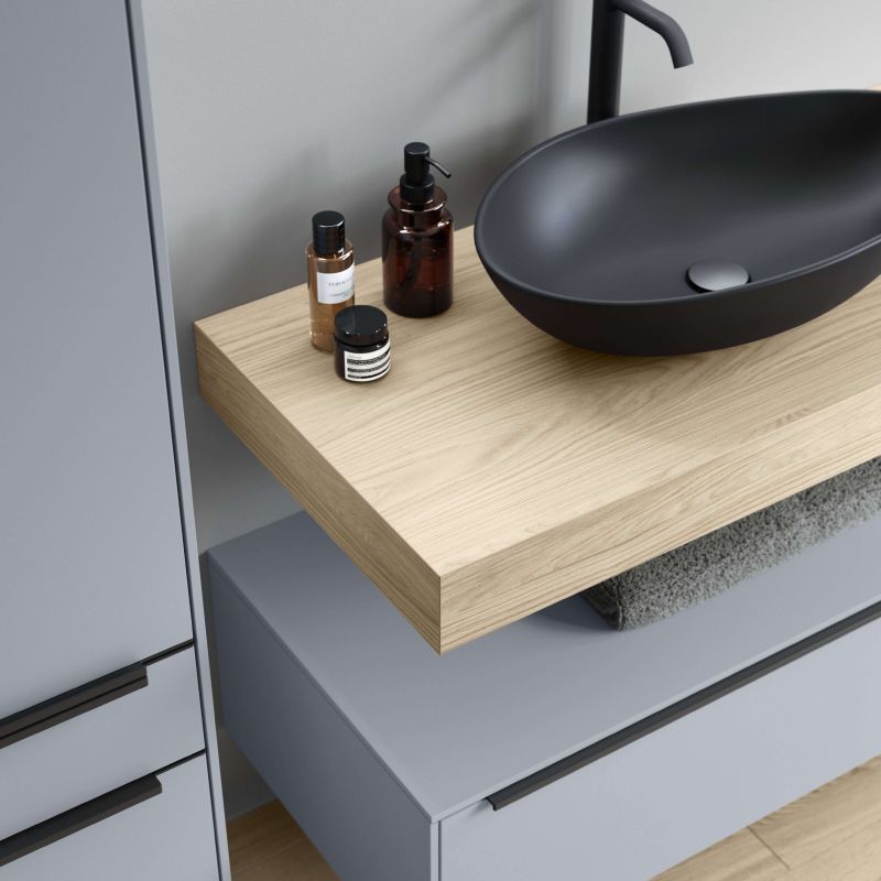 Moderenes Badezimmer mit blau-grauem Waschtisch, Holzpaltte und schwarzem Aufsatzwaschbecken.