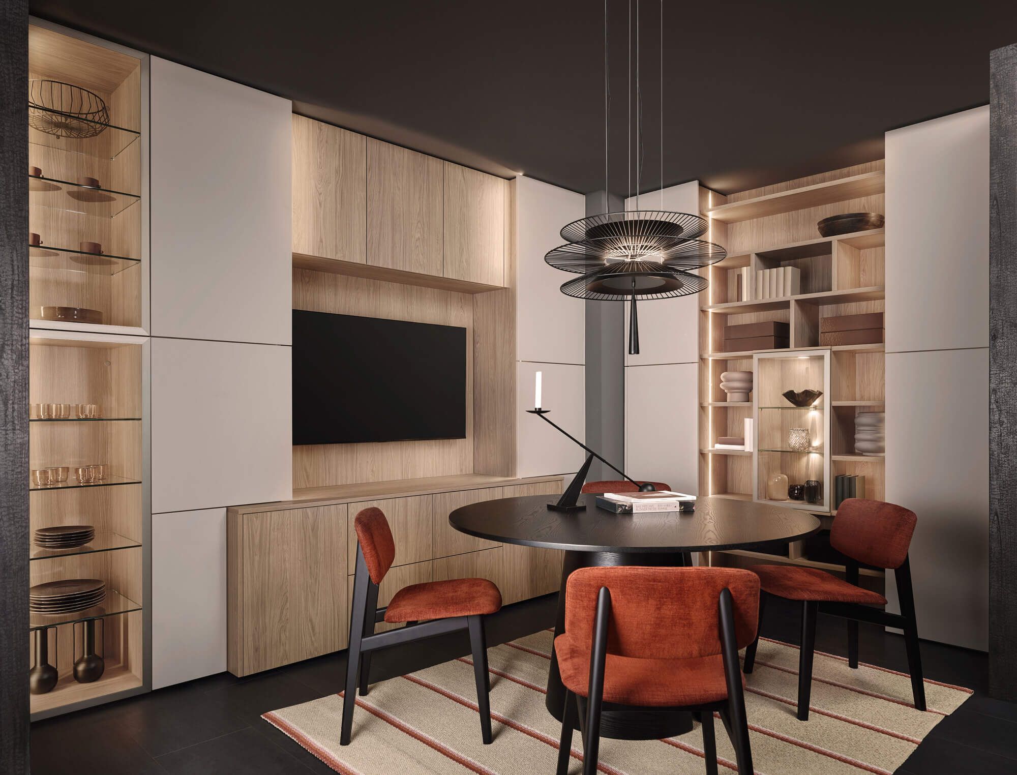 Gestyltes Esszimmer mit rundem Tisch, Holzregalen und moderner Lampe