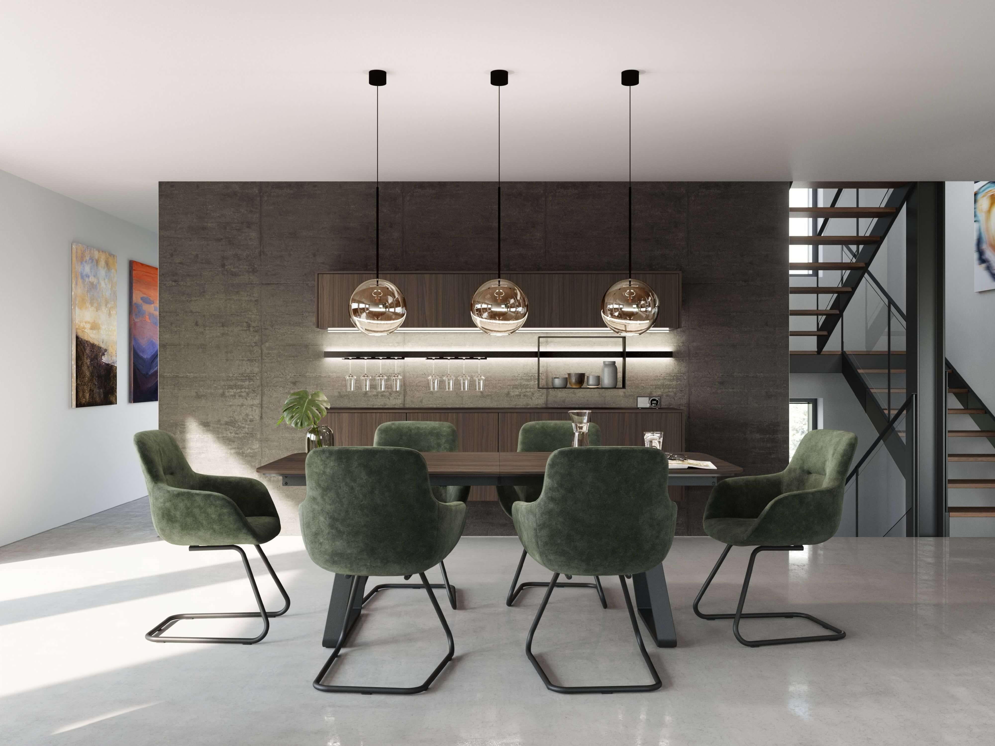 Stilvolles, moderes Esszimmer mit dunklen Holzoberflächen, bequemen Polsterstühlen in Grün. elegante Glas-Pendelleuchte