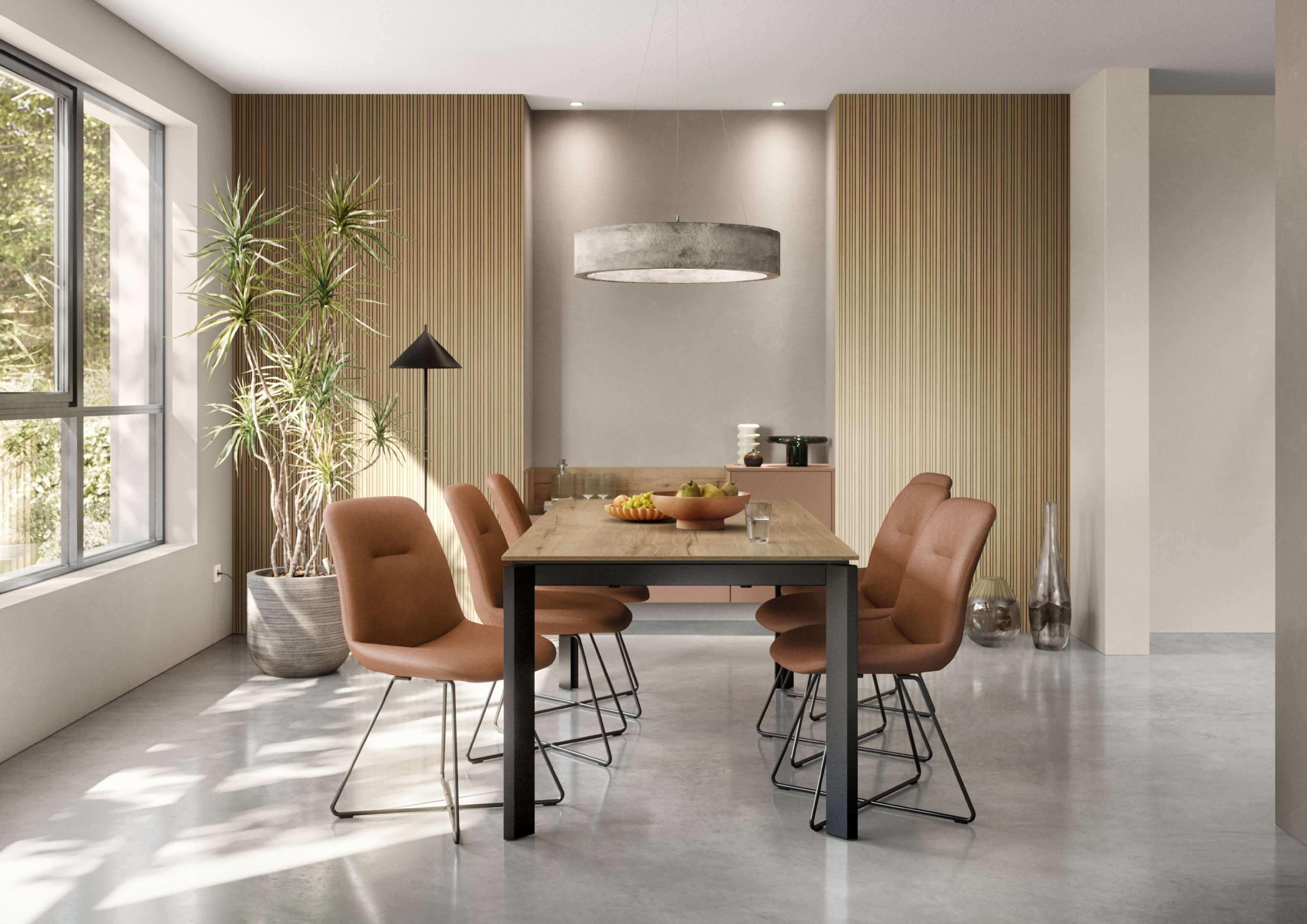 Stilvolle Essgruppe mit großem Holztisch und komfortablen Polsterstühlen in braunen Leder.