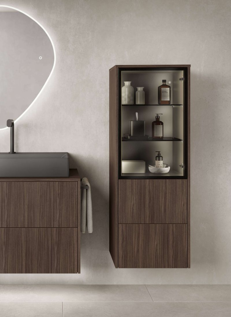 moderes Badezimmer, dunkles Waschbecken und beleuchtetem Glasschrank