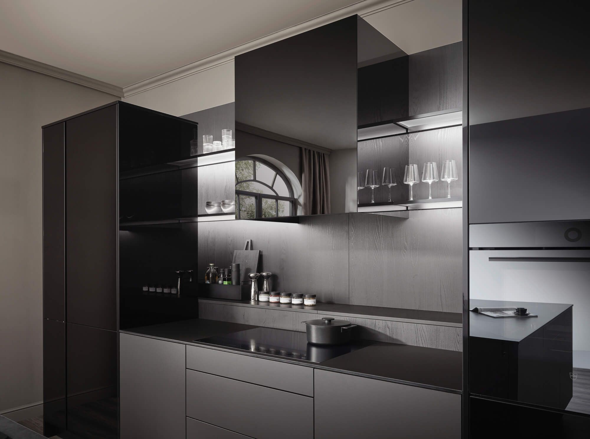 Moderne schwarze Küche mit Hochglanzfronten, Glaselementen und minimalistischer Einrichtung