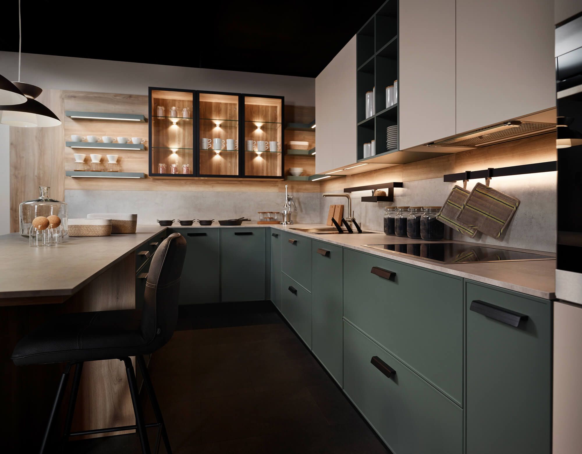 Moderne Küche mit offenen Regalen, Glasvitrine und stilvoller Arbeitsplatte in sanften Farbtönen