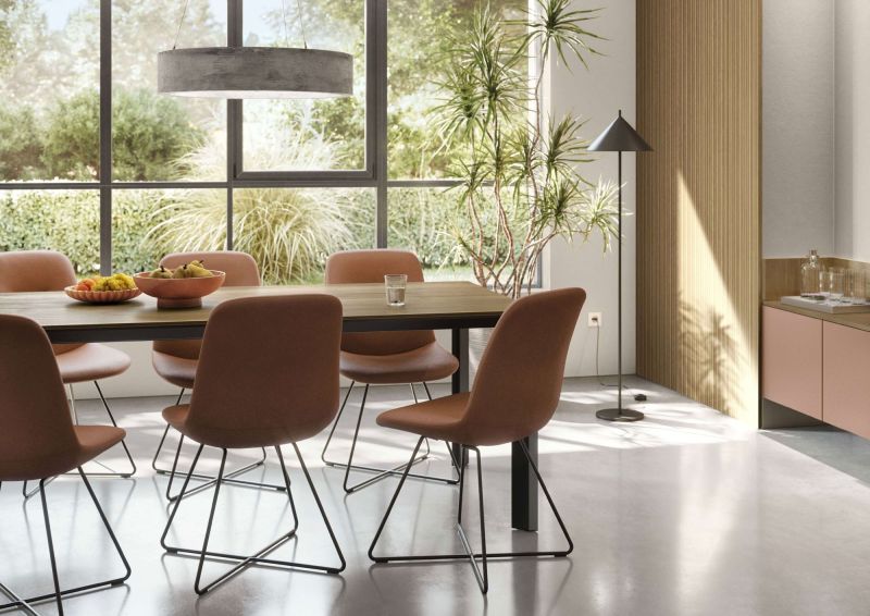 moderes Esszimmer mit elegantem Esstisch, braunen Lederstühlen. Zeitloses Interiuer mit warmen Naturtönen