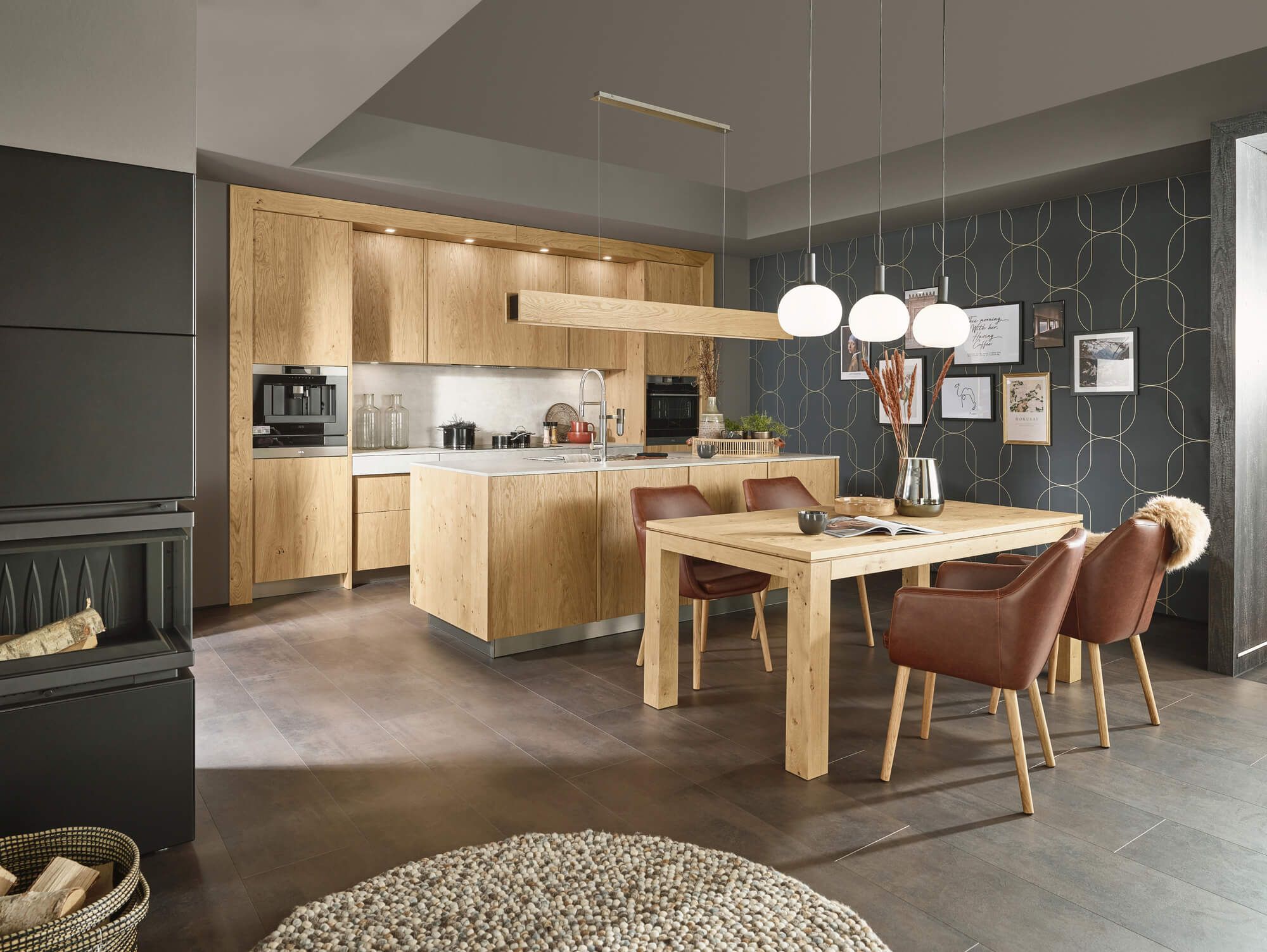 Moderne klassische Küche aus hellem Holz mit Essbereich und stilvollen braunen Stühlen