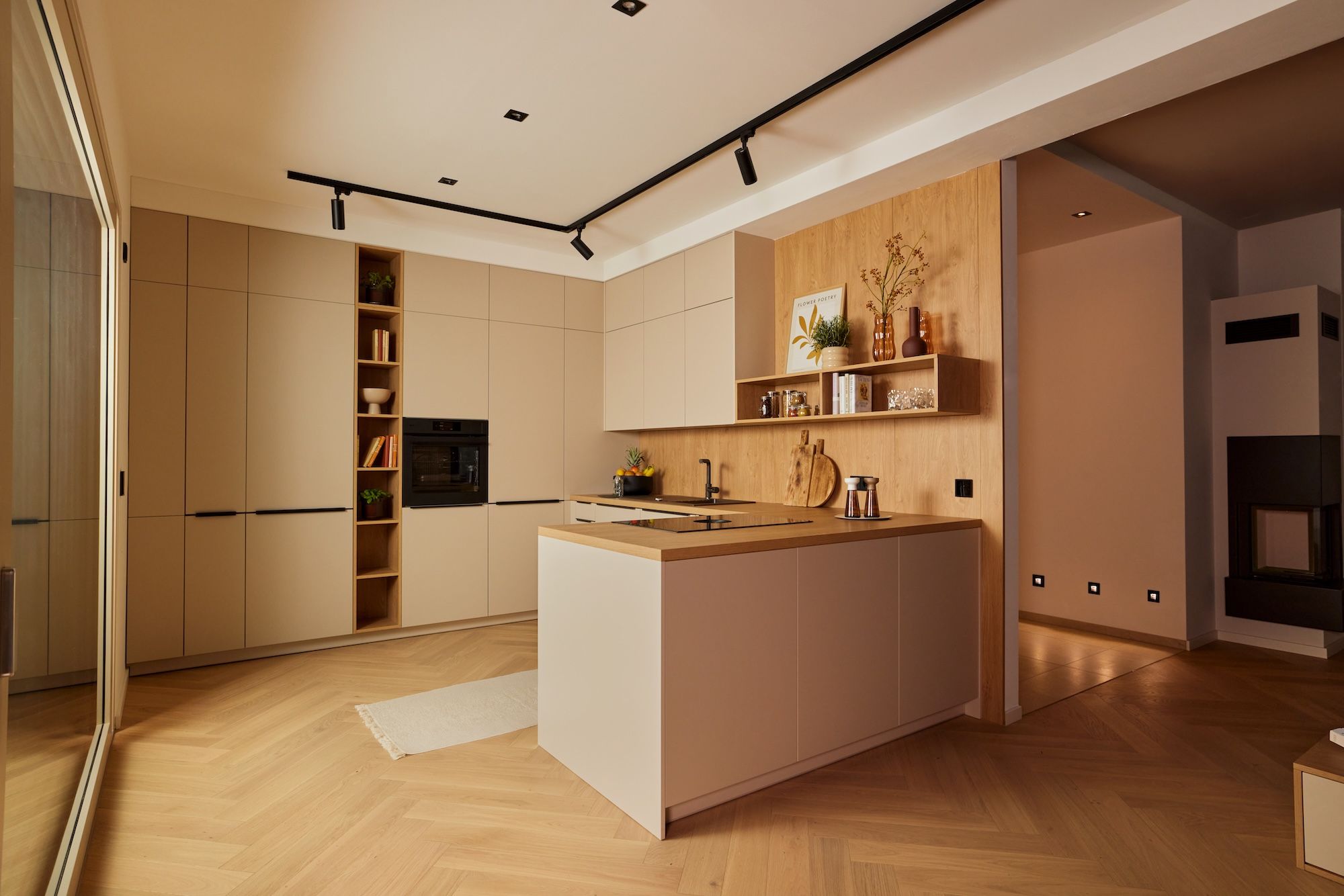 Elegante Küche mit matter, heller Küchenfront. Die Holzregale, die Arbeitsplatte und die Holzrückwand schaffen einen wohlfühl Charakter.