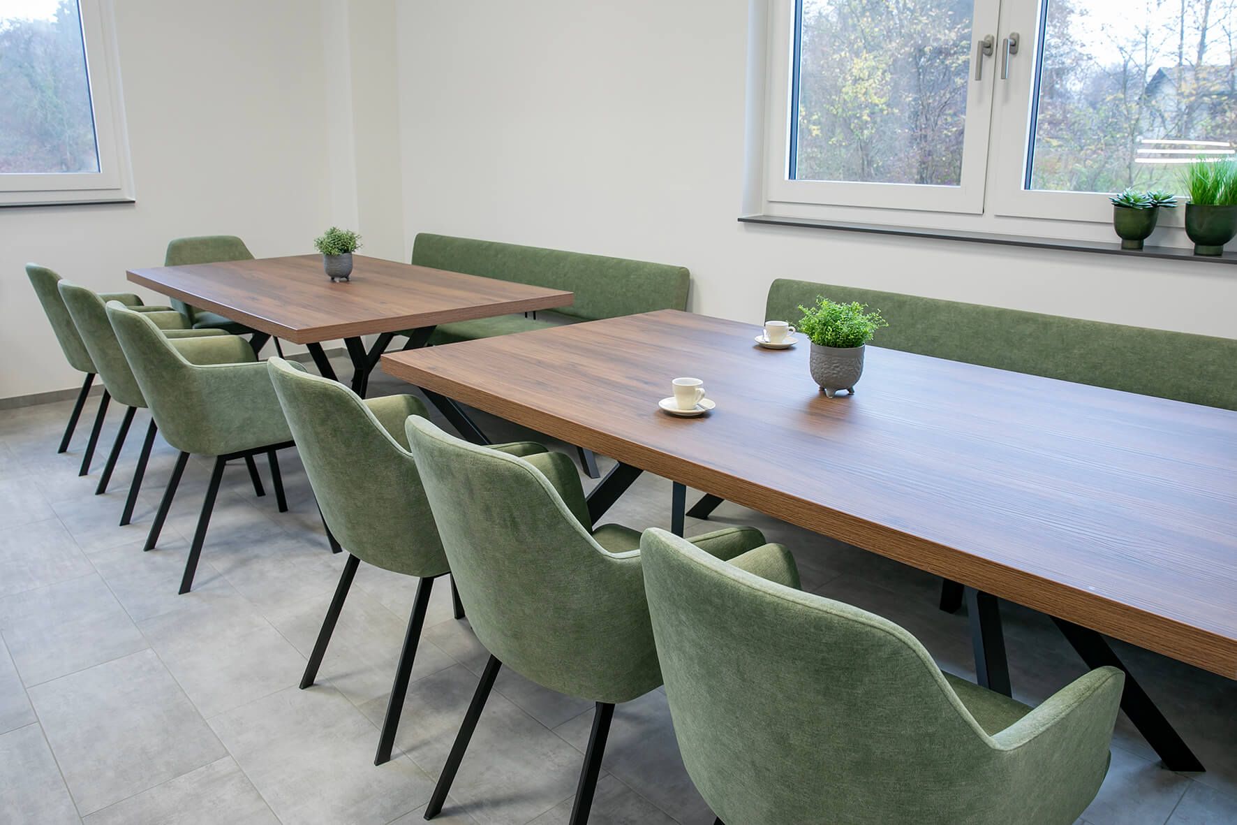 Heller Pausen- Aufenthaltsraum mit bequemen Stühlen und Essbank für viel Platz