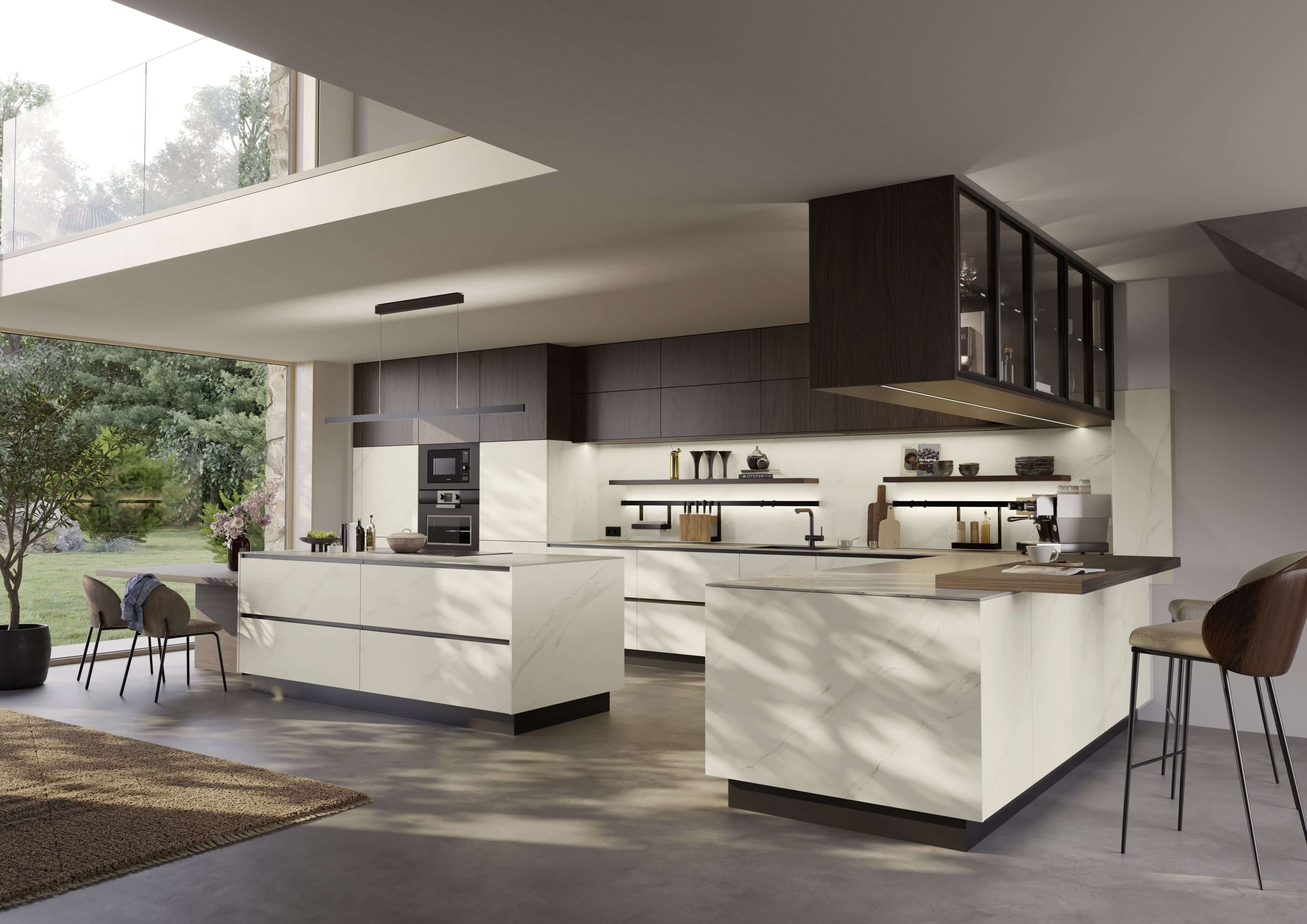 Großzügige, moderne,grifflose Küche mit zentraler Kcohinsel und klarer architektonischer Linienführung. Helle Fronten werden durch dunkle Oberschränke und Glasschränke elegant ergänzt.