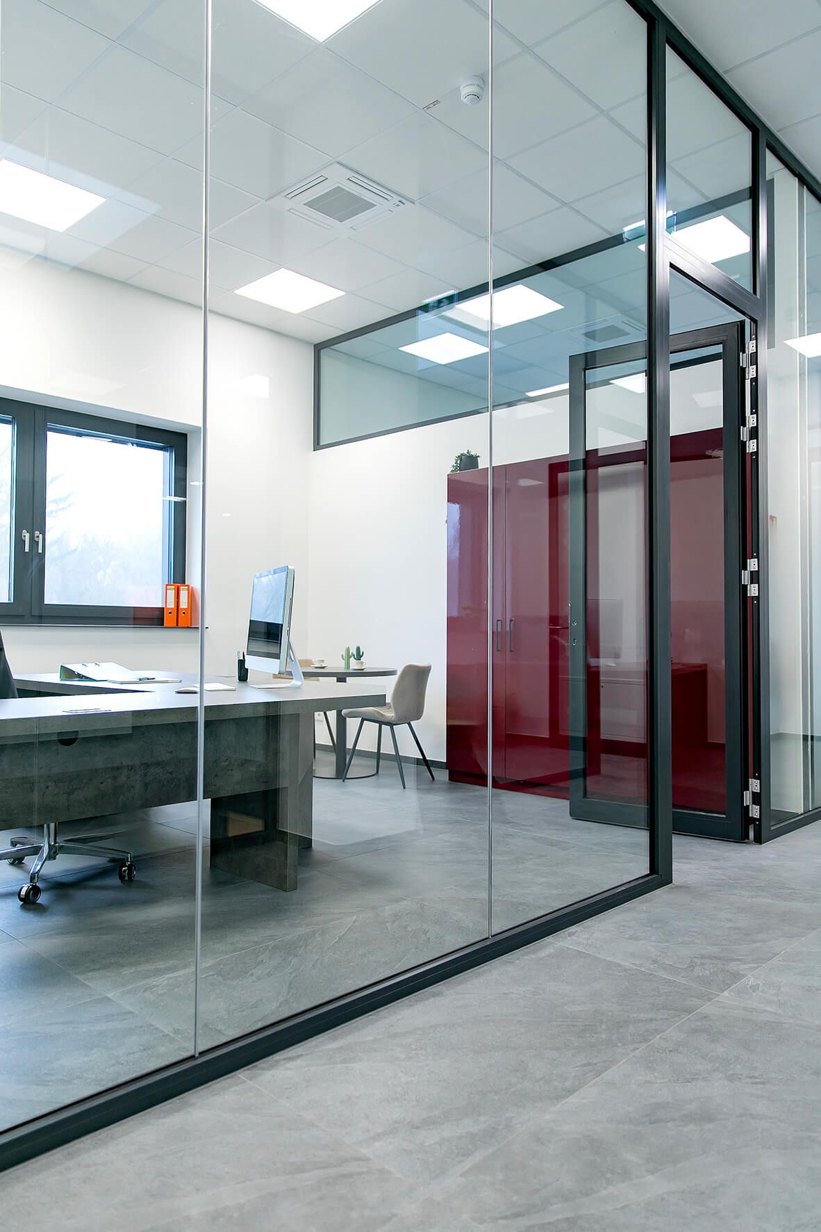 Zeitlos gestalteter Büro- und Arbeitsbereich für Galstrennwänden, klaren Linien und moderner Architektur.