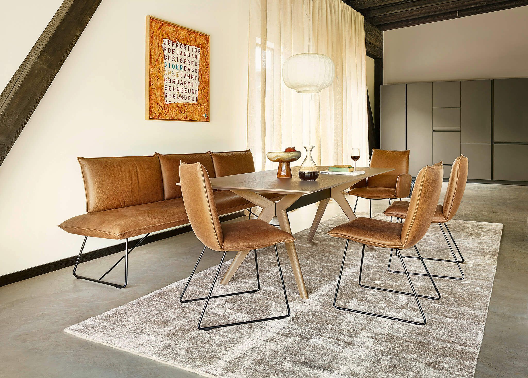 Moderne Haas Essgruppe im Loft-Stil mit der cognacfarbenen Lederbank Ryder, dem Holztisch TE510 und passenden Lederstühlen S71 auf einem hellen Teppich