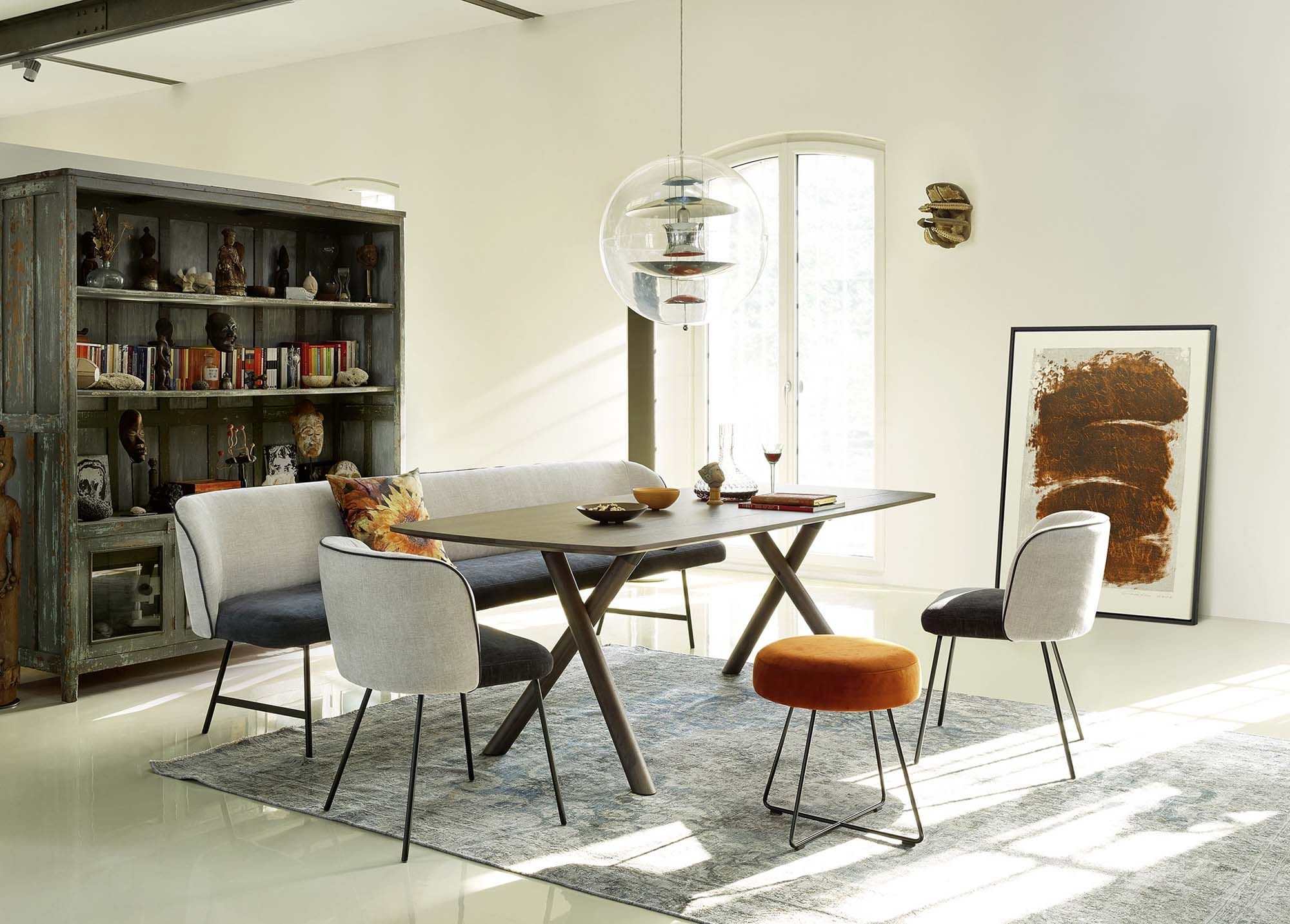 Modernes Esszimmer mit Haas Möbel Set: Polsterbank Pia, Esstisch TE515 mit Kreuzgestell, Stühlen S80 und orangem Hocker H5