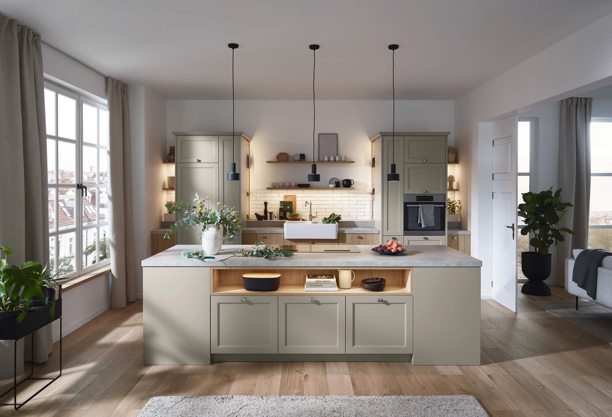 Moderne Landhausküche mit heller Einrichtung, Kücheninsel und großen Fenstern