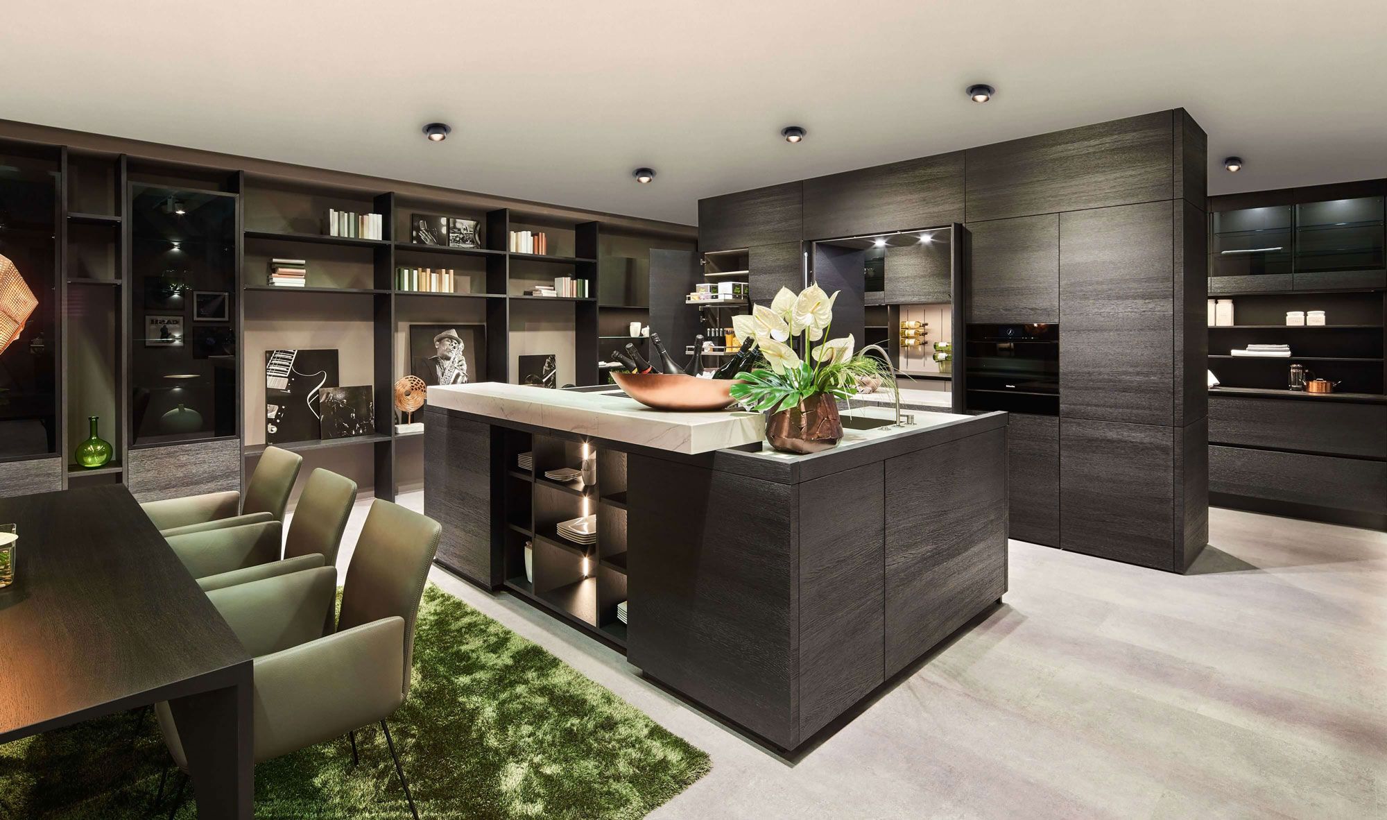 Exklusive Designküche mit großzügiger Kochinsel, dunklen Holzfronten und offenen Regalelementen. Hochwertige Materialien, integrierte Geräte. Funktion mit zeitloser Eleganz.